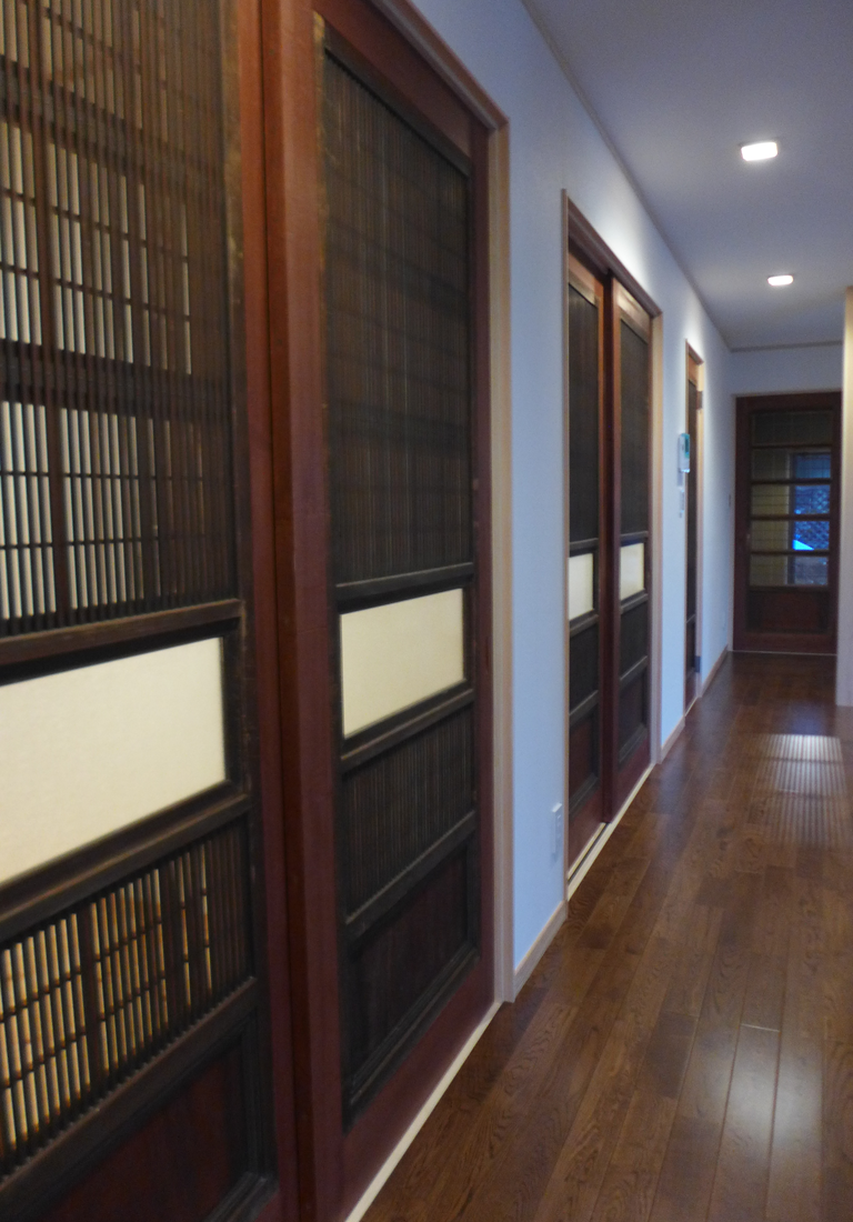 和風住宅、リフォーム・耐震・古民家再生の静岡県富士市一級建築士事務所山﨑創建の古民家風耐震リノベーションの古い建具利用のドア画像